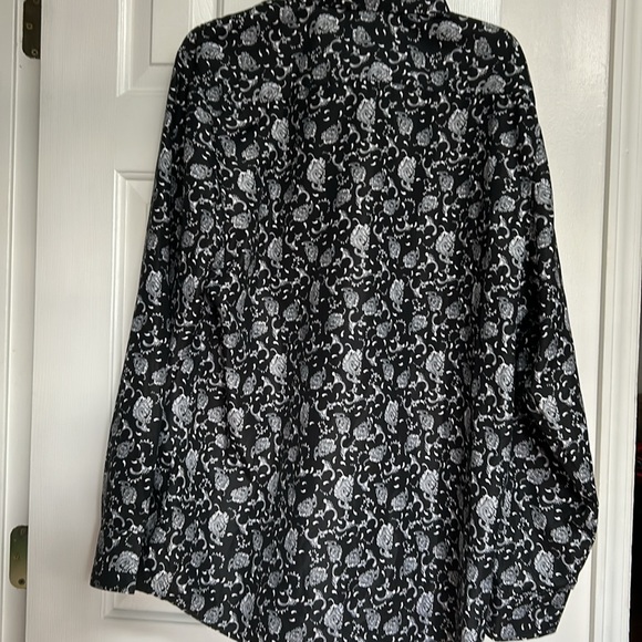 It is a smaller size than what it indicates, it is between XL-XXL - Picture 4 of 5